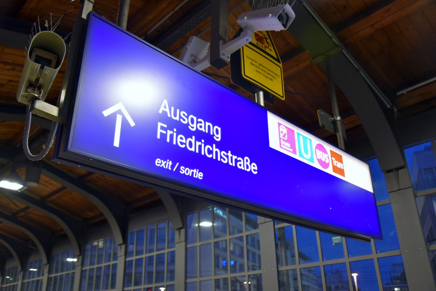 Bahnsteig im Bahnhof Friedrichstraße