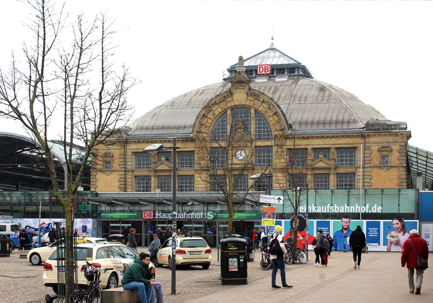 Vorplatz und Empfangsgebäude in Halle