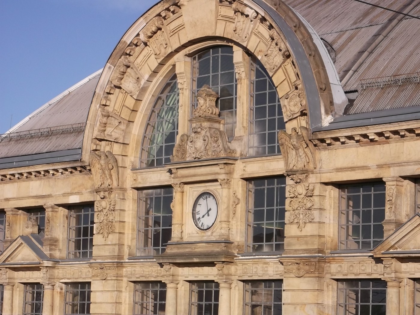 Kuppelhalle und Nordfassade des Bahnhofs Halle