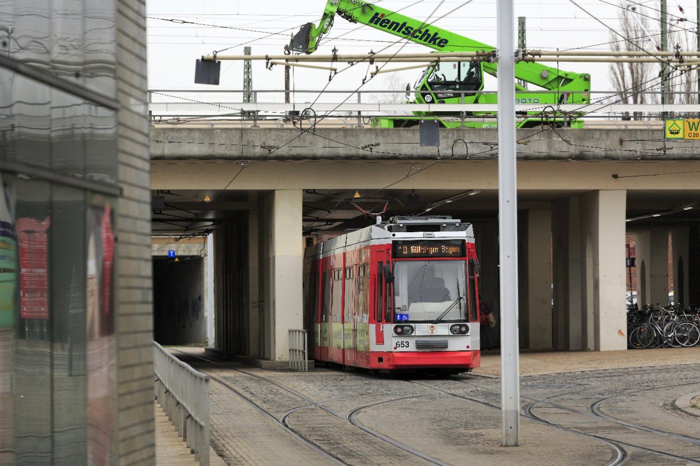 Zug am Bahnsteig in Halle (Saale)