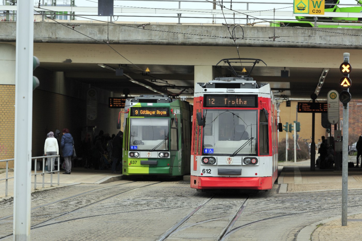Bahnsteige und Züge im Hauptbahnhof Halle