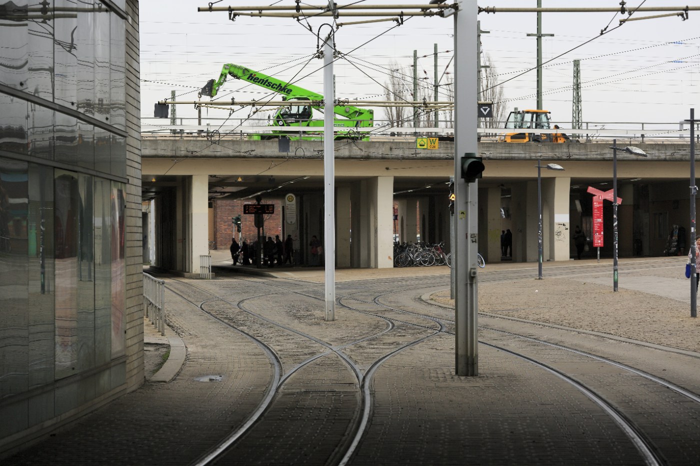 Zugverkehr im Bahnhof Halle (Saale)