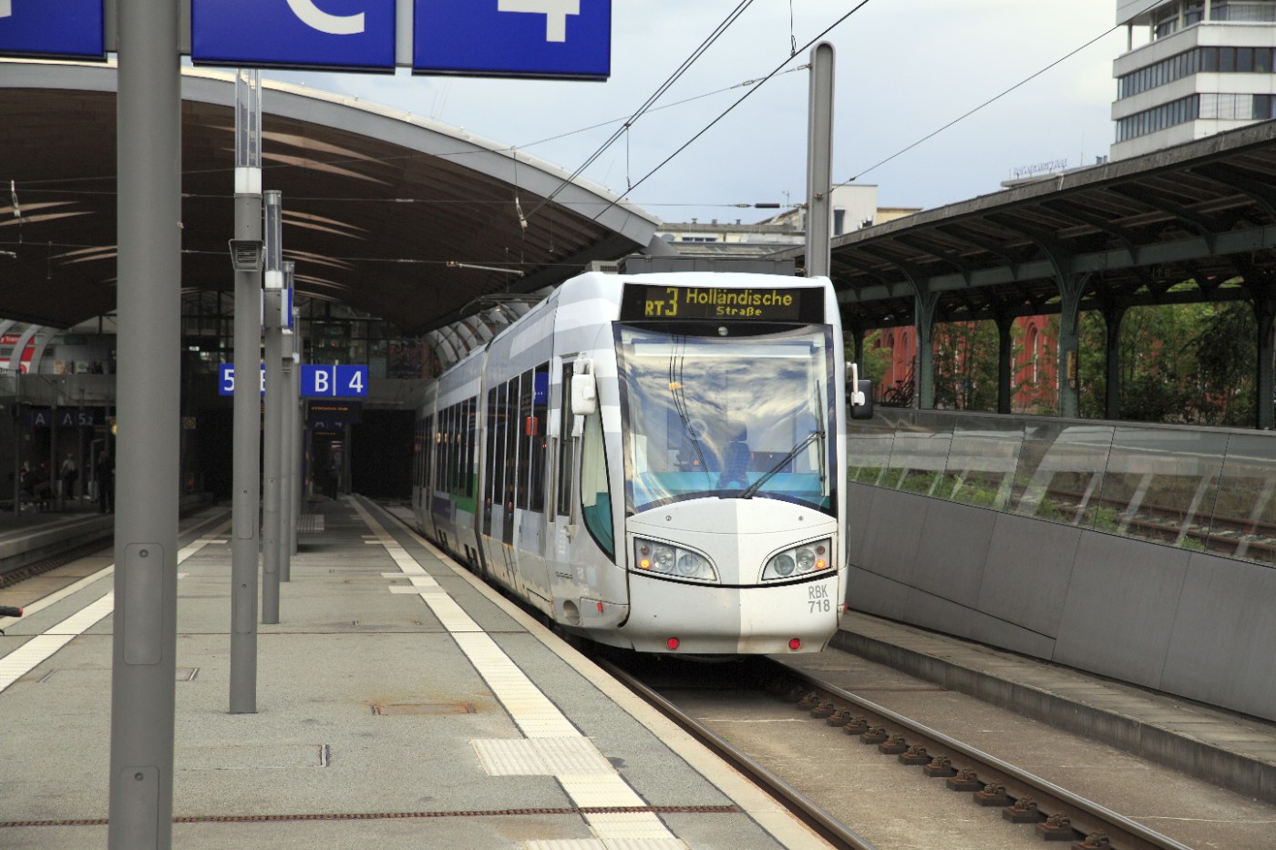 RegioTram im Kassel Hauptbahnhof