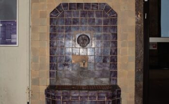 Empfangsgebäude des Bahnhofs Lindau-Insel mit Brunnen