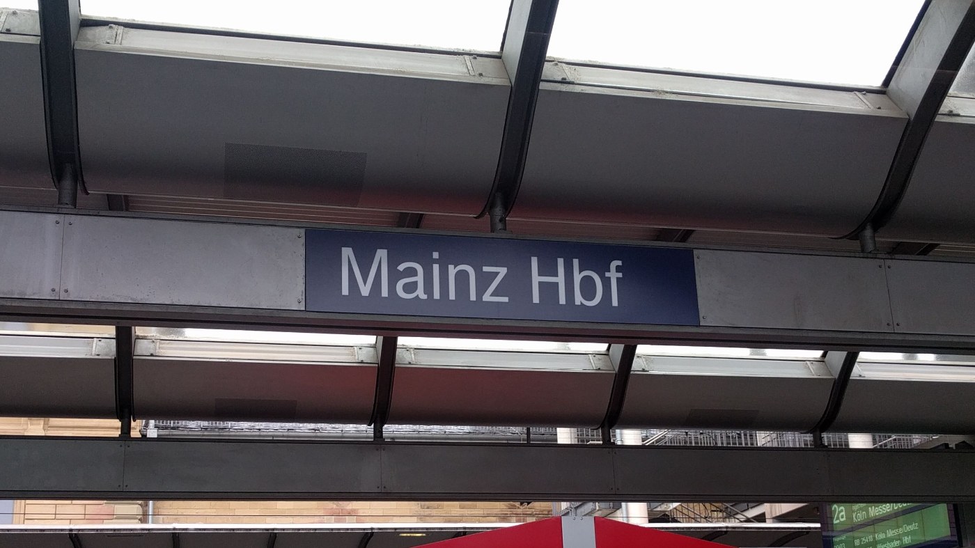 Bahnhofsschild Mainz Hauptbahnhof