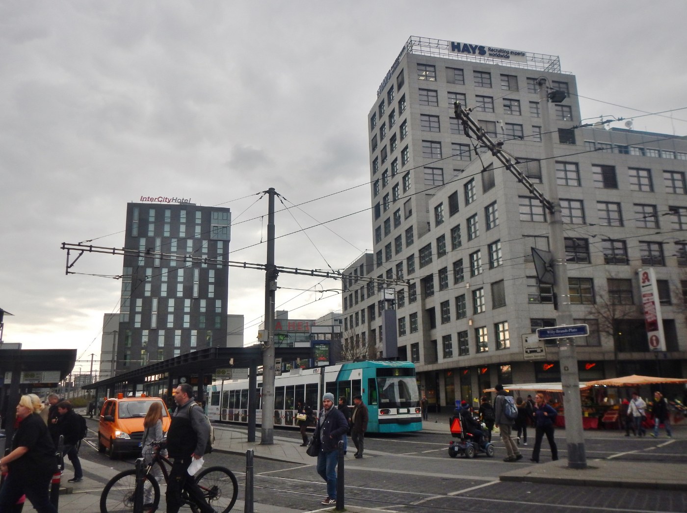 Der Hauptbahnhof mit Straßenbahnhaltestelle in Mannheim