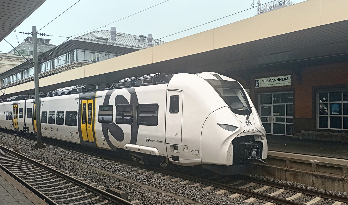 Ein Siemens-Mireo-Triebzug im Mannheimer Hauptbahnhof