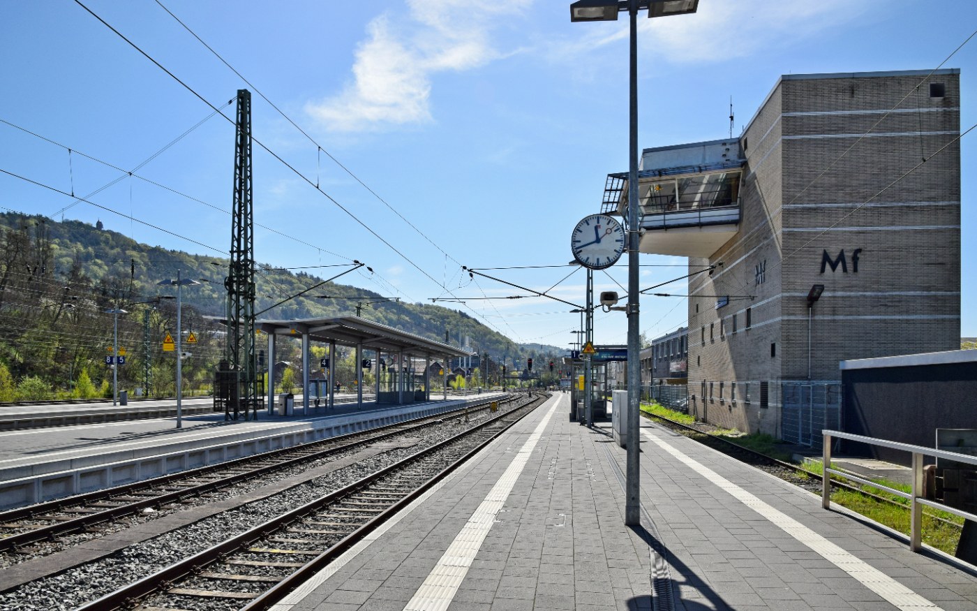 Bahnsteig am Bahnhof Marburg