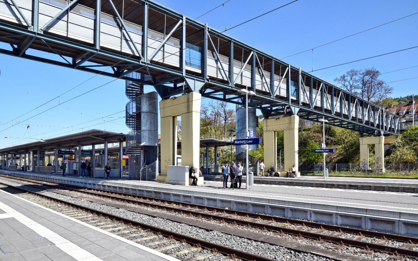 Bahnsteig und Überführung am Bahnhof Marburg