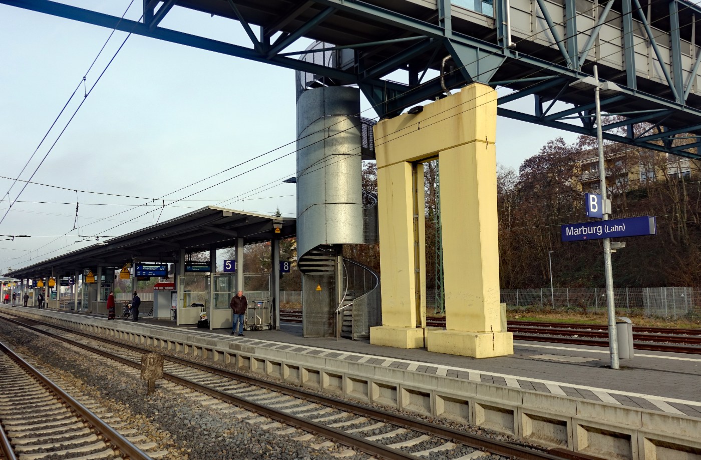 Bahnhof Marburg im Winter