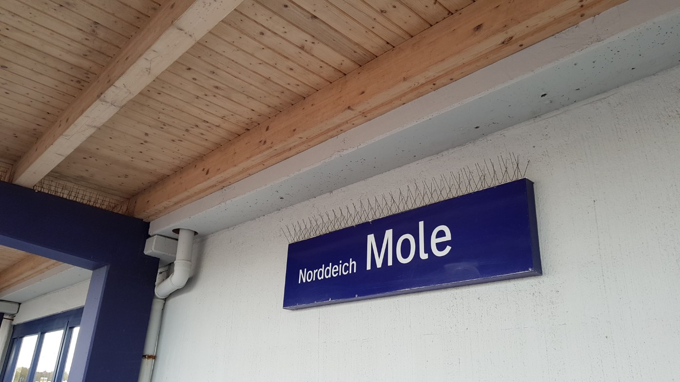 Bahnhofsschild Norddeich Mole