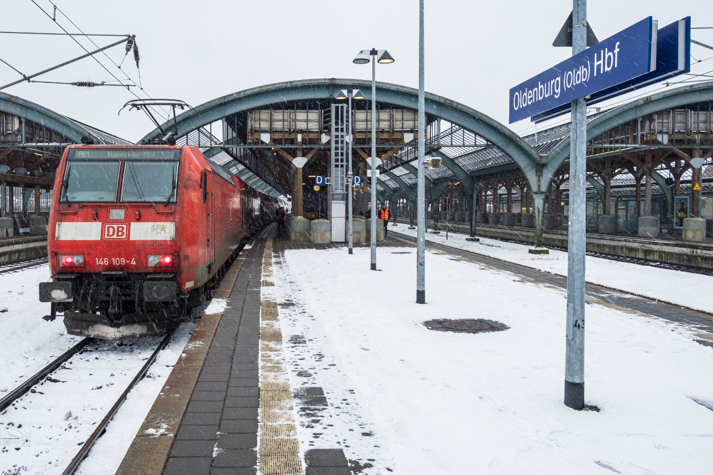 Regional-Express am Bahnsteig in Oldenburg