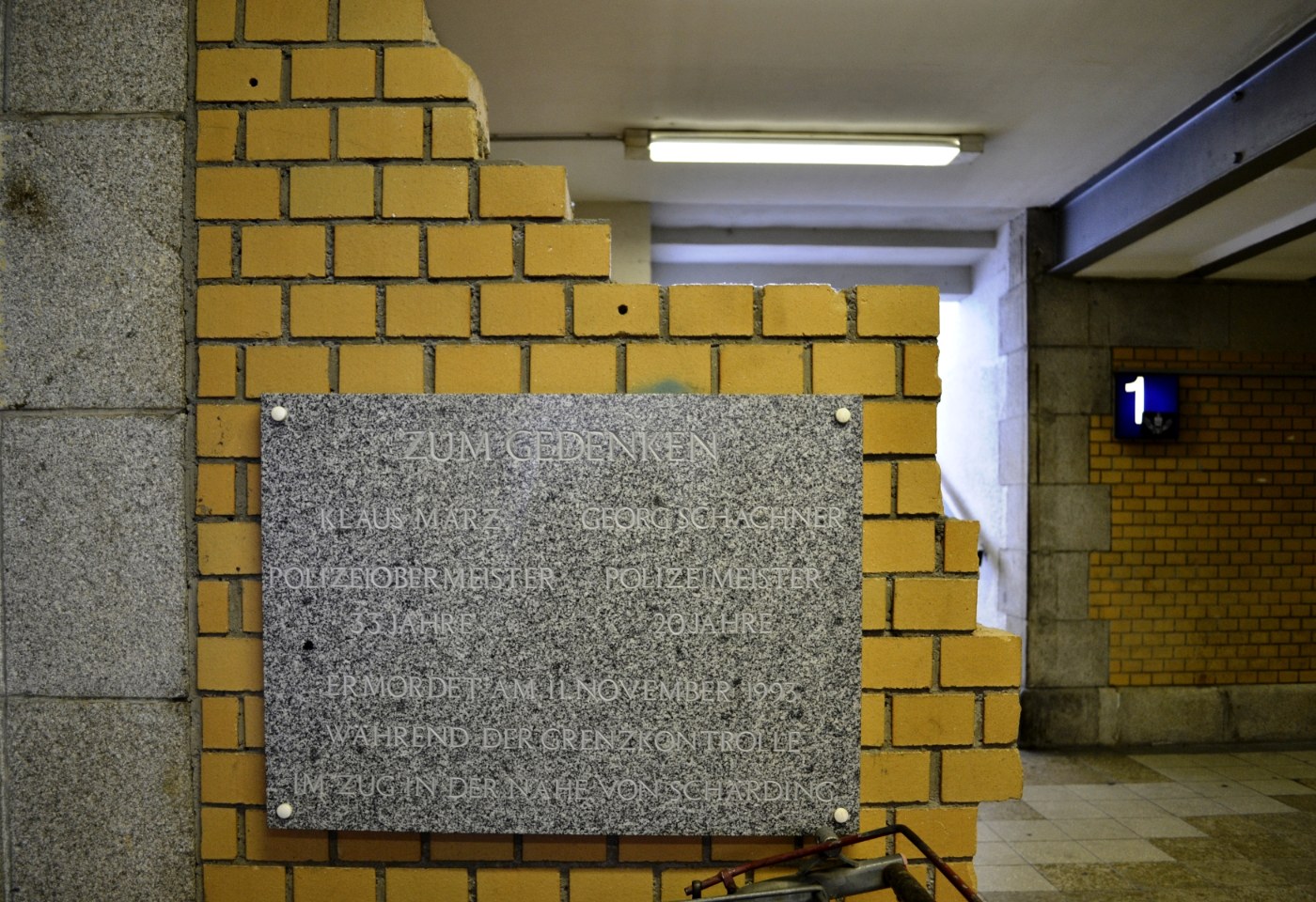 Gedenktafel am Passauer Hauptbahnhof