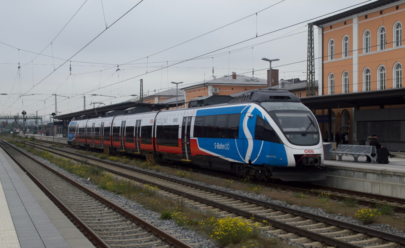 Zug im Passauer Hauptbahnhof