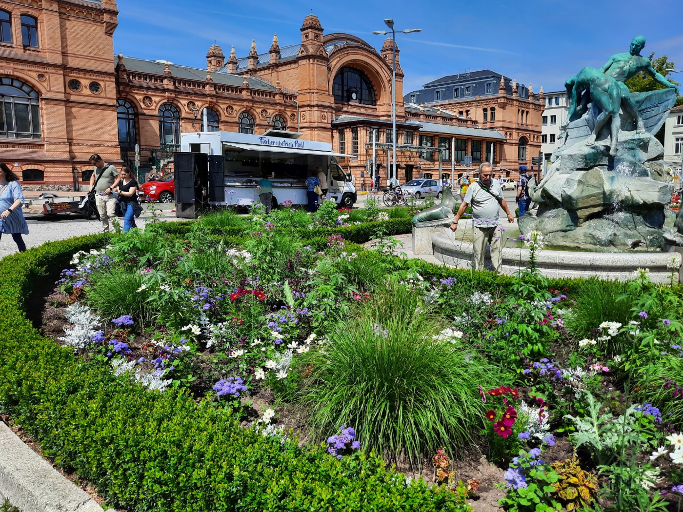Hauptbahnhof Schwerin mit Brunnen