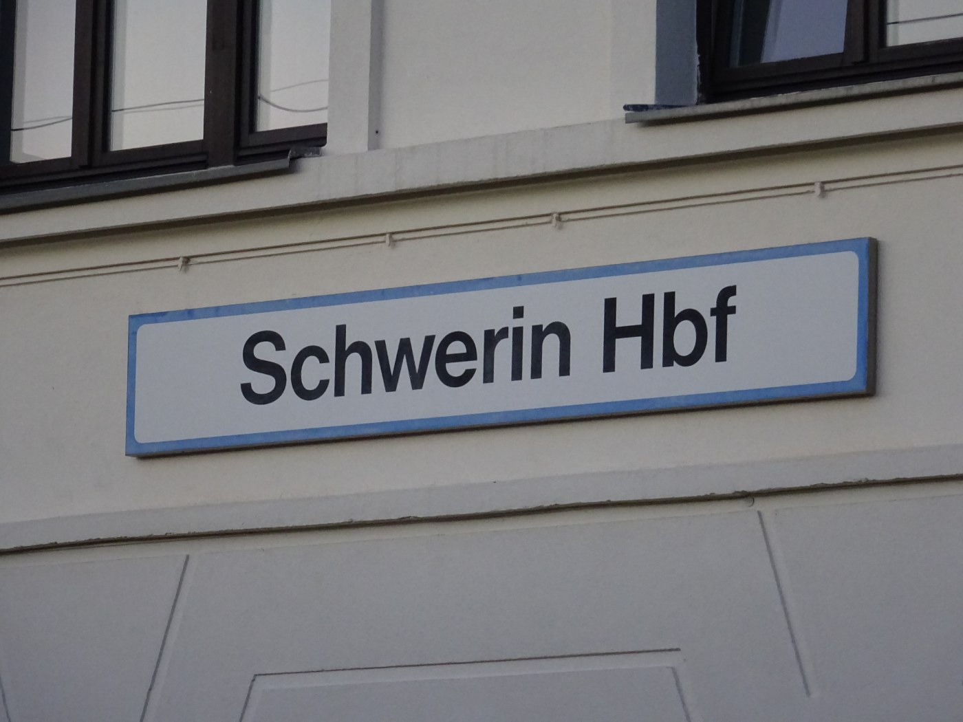 Bahnhofsschild Schwerin Hauptbahnhof