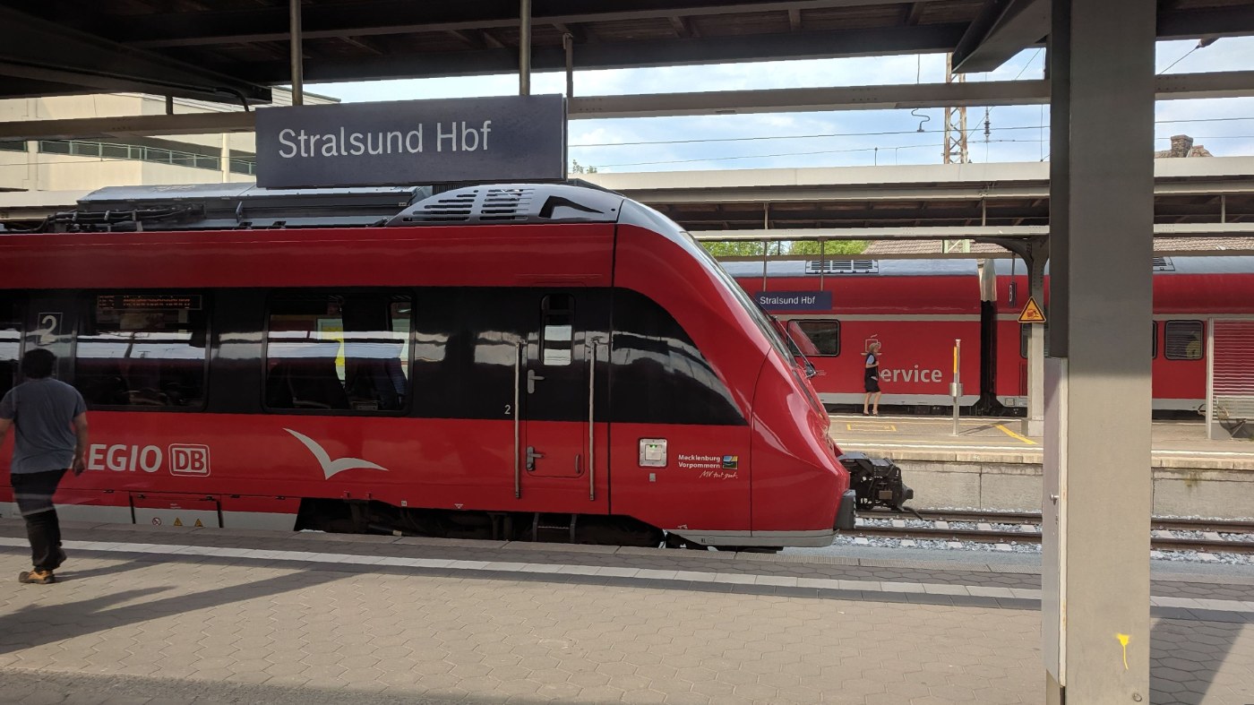 Regionalzug im Hauptbahnhof Stralsund