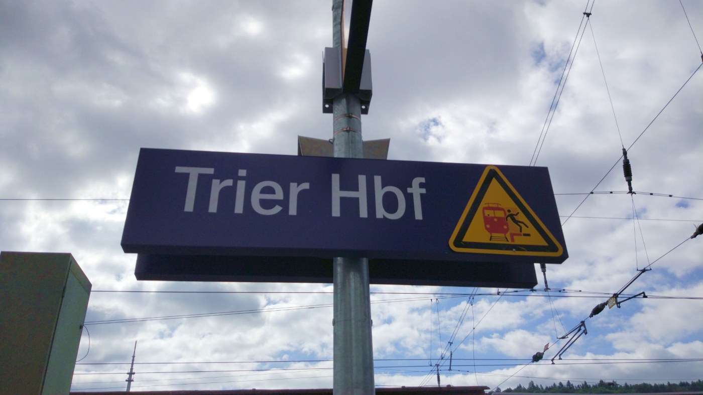 Bahnhofsschild Trier Hauptbahnhof