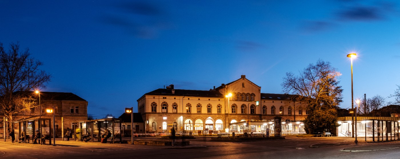 Tübinger Hauptbahnhof zur blauen Stunde