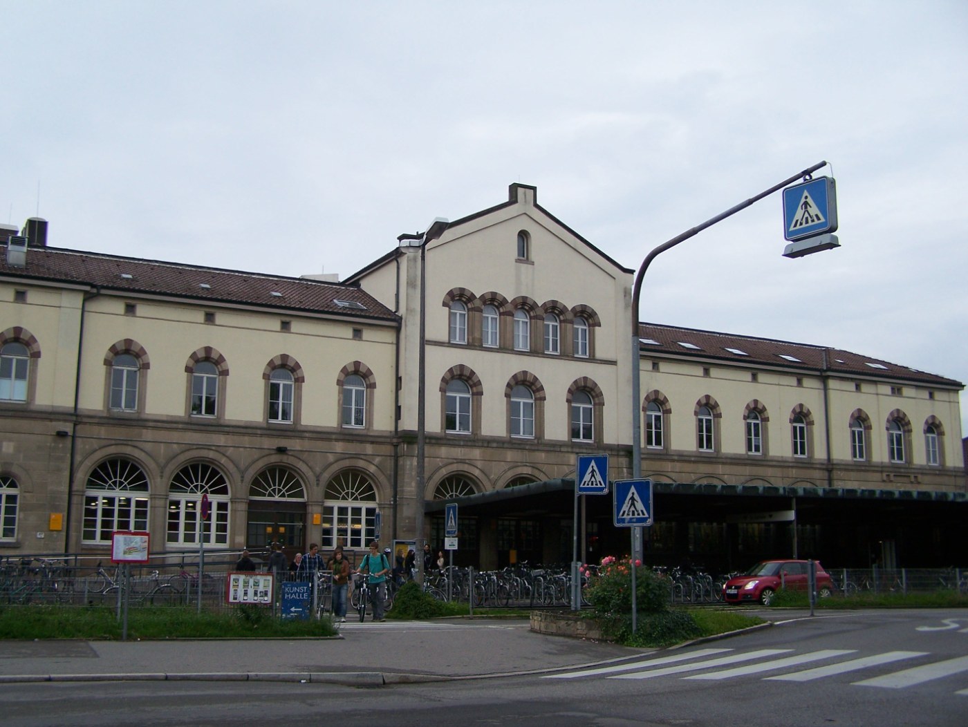 Vorplatz des Tübinger Hauptbahnhofs