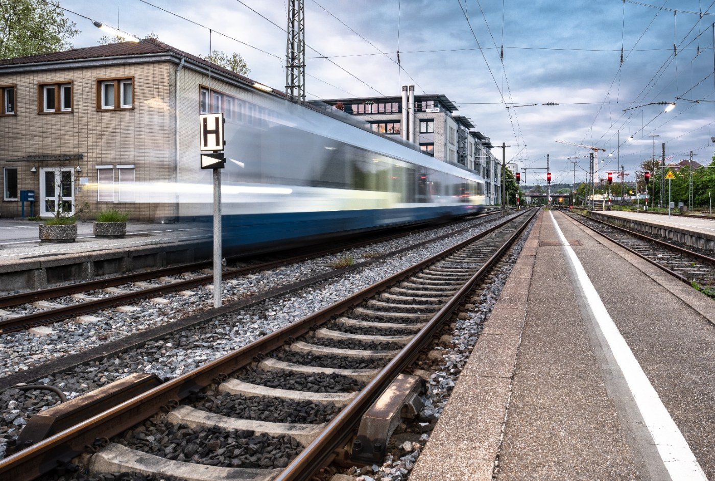 Zug fährt am Bahnhof Tübingen ein