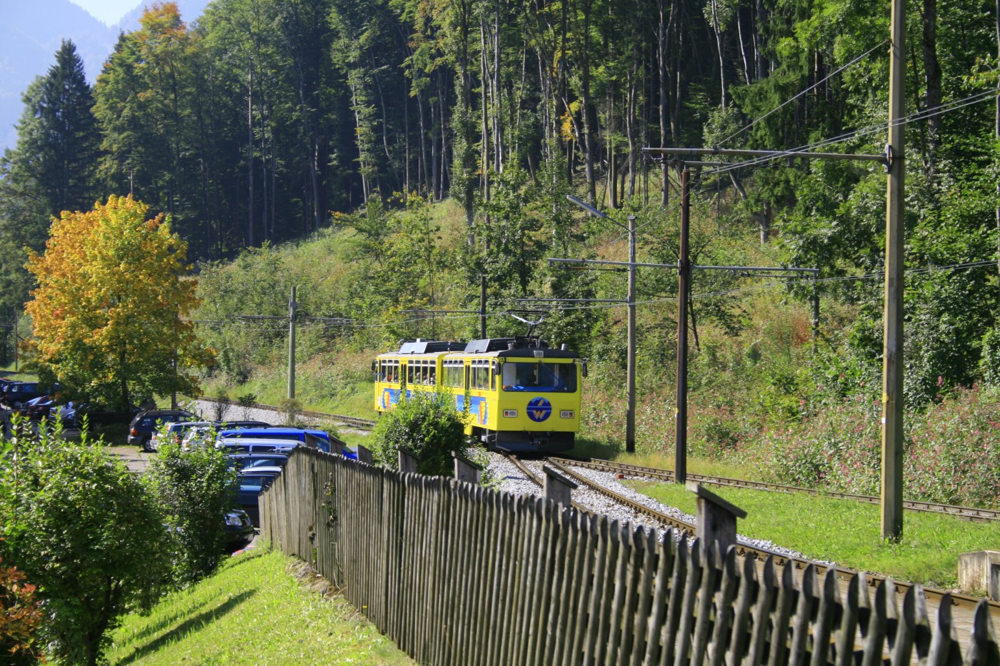 Zug der Wendelsteinbahn auf der Strecke