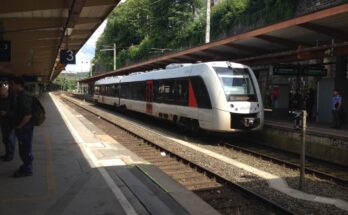 Wuppertal Hauptbahnhof mit Zug