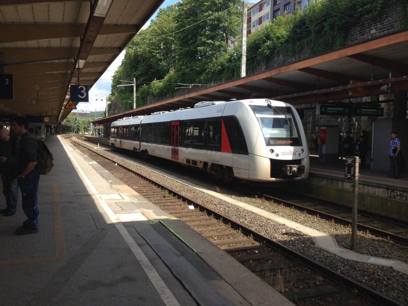 Wuppertal Hauptbahnhof mit Zug