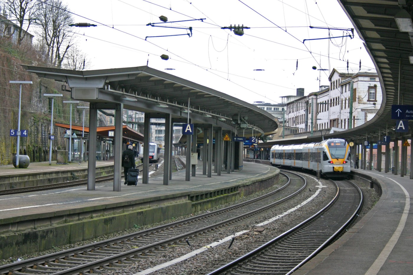 Bahnsteig im Wuppertaler Hauptbahnhof