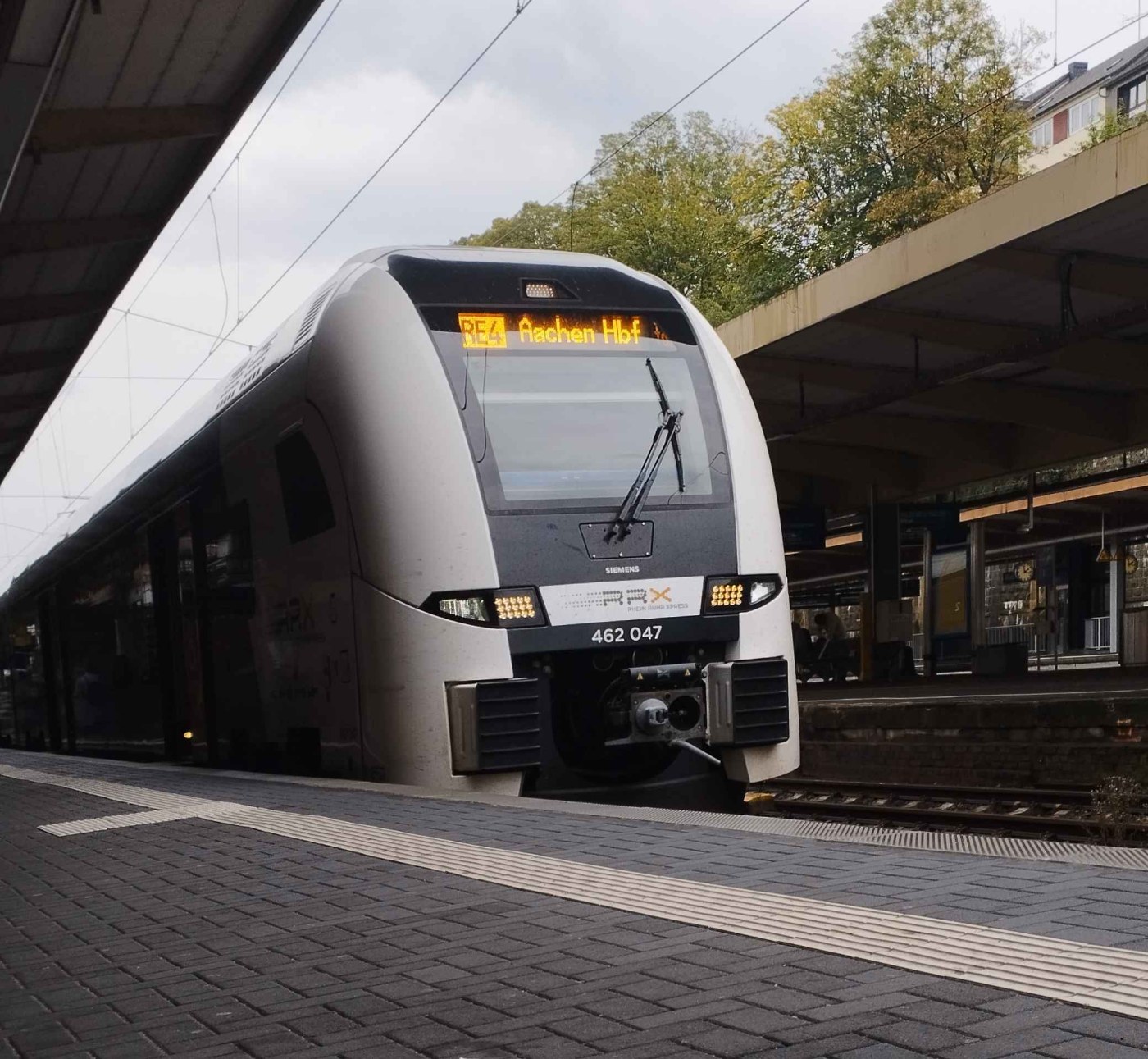 Triebzug im Hauptbahnhof Wuppertal