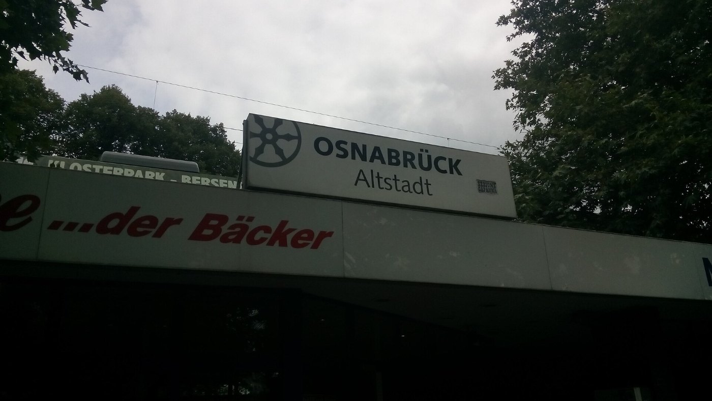 Bahnhof Osnabrück Altstadt • Bahnhofsschild an der Straße
