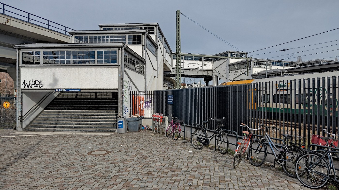 Fußgängerbrücke am Bahnhof Ostkreuz