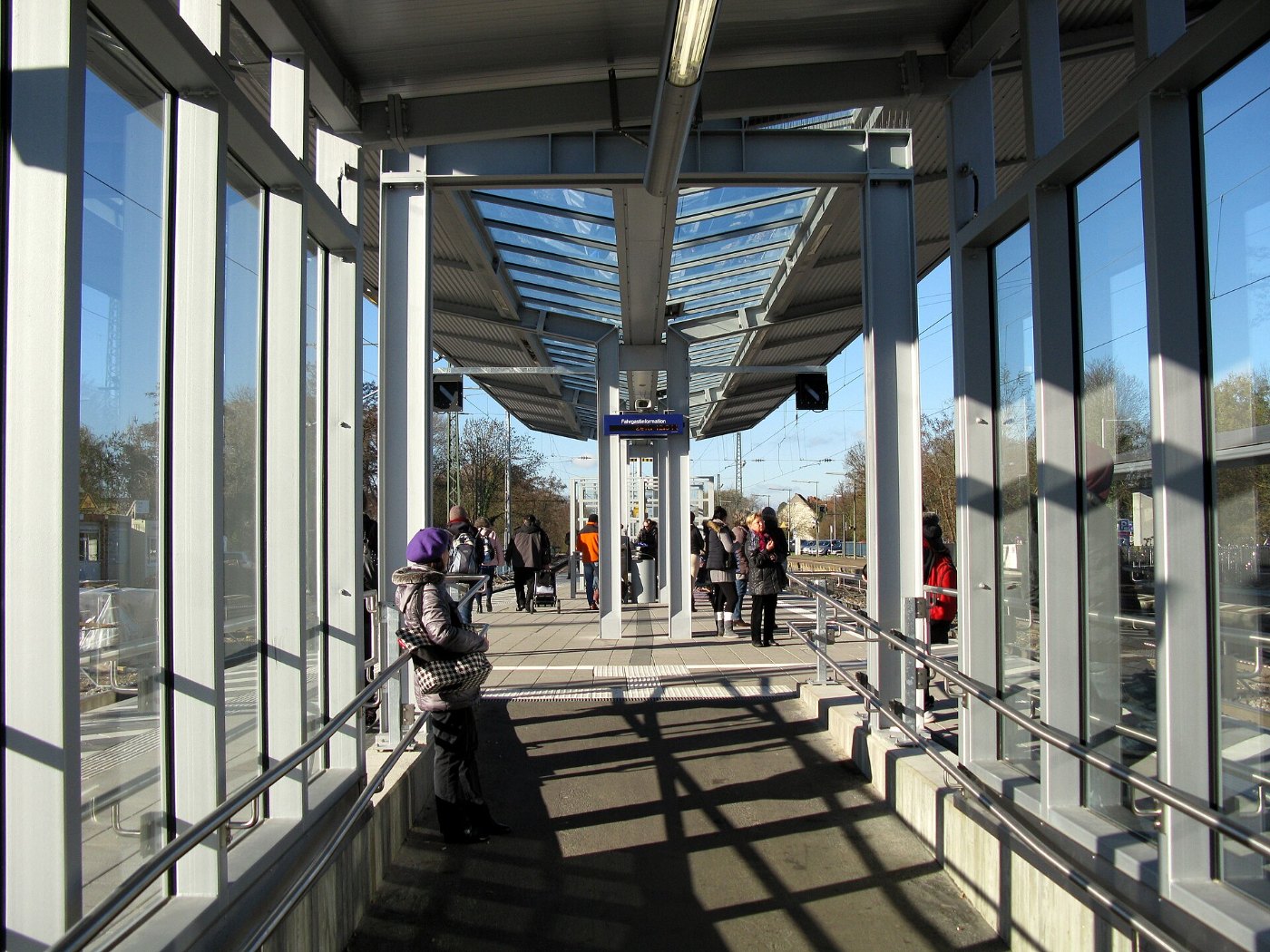 Bahnhof Emmendingen, überdachte Schräge als Zugang zu Gleis 2 + 3
