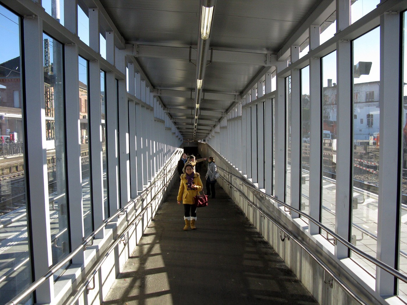 Bahnhof Emmendingen, überdachte Schräge als Zugang zu Gleis 2 + 3 2