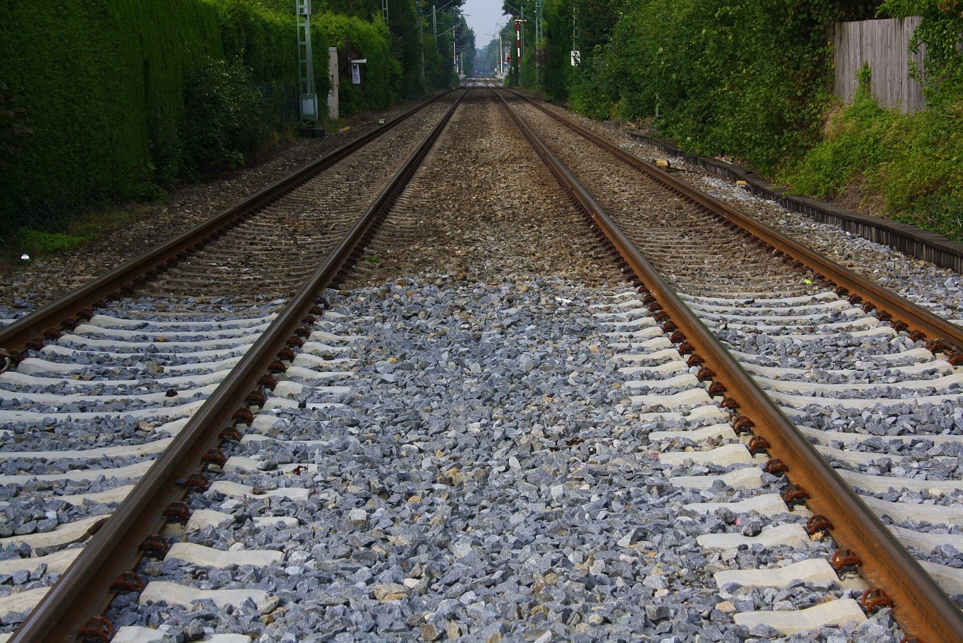 Gleisbett Strecke Muenchen Wolfratshausen hier im Ort Pullach
