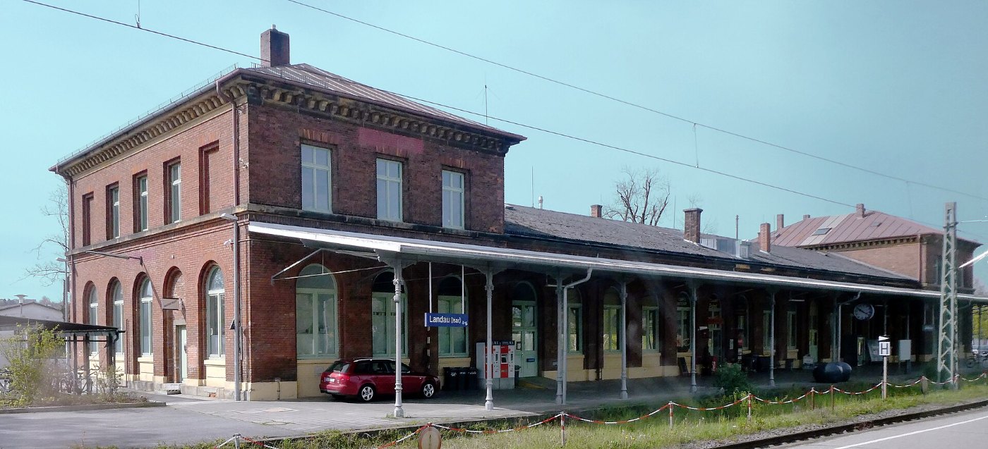 Landau an der Isar, Bahnhof v NO, 2