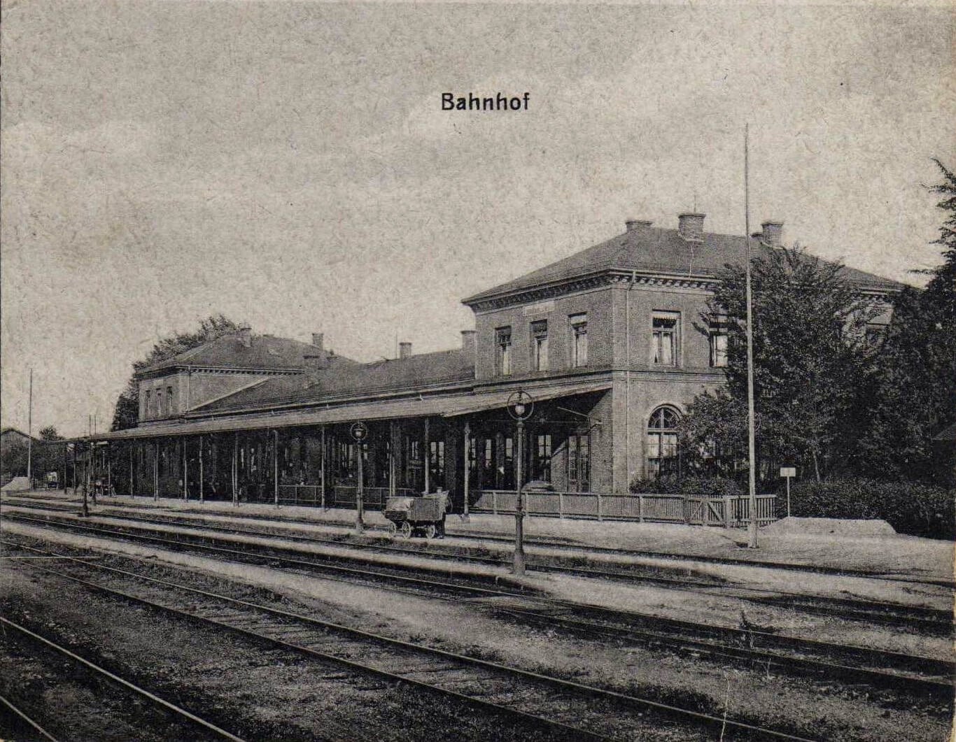 AK Landau (Isar) Bahnhof Empfangsgebäude