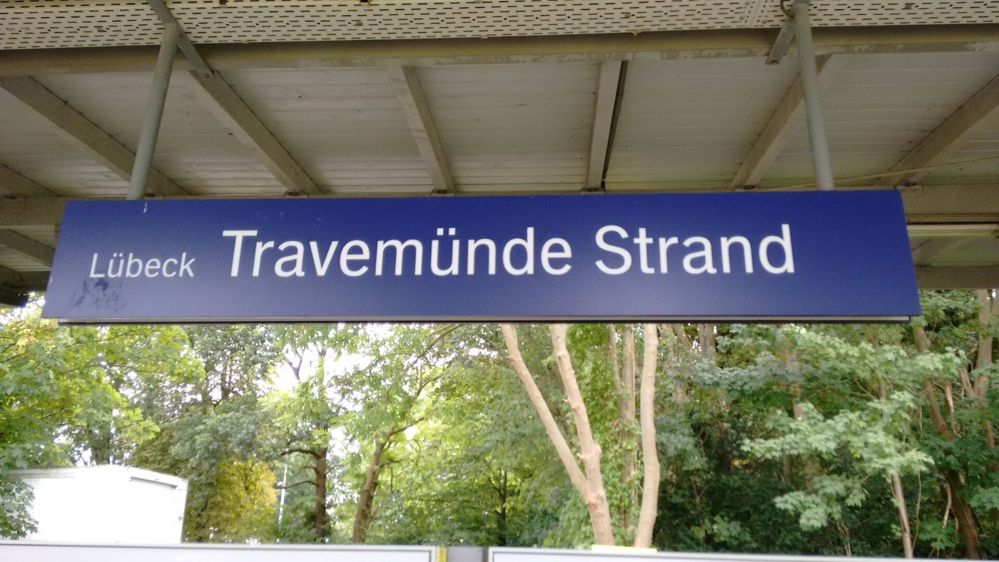 Bahnhofsschild Travemünde Strand