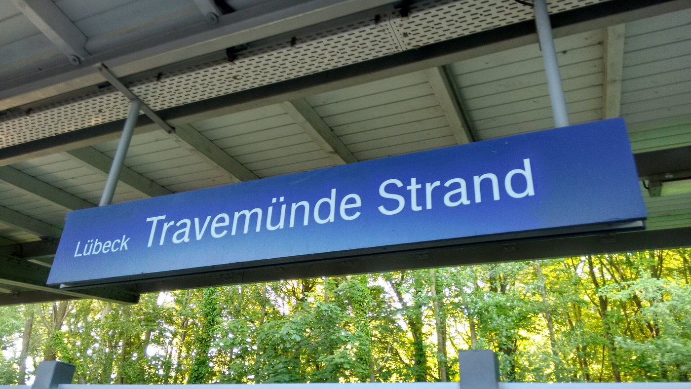 Bahnhofsschild Travemünde Strand