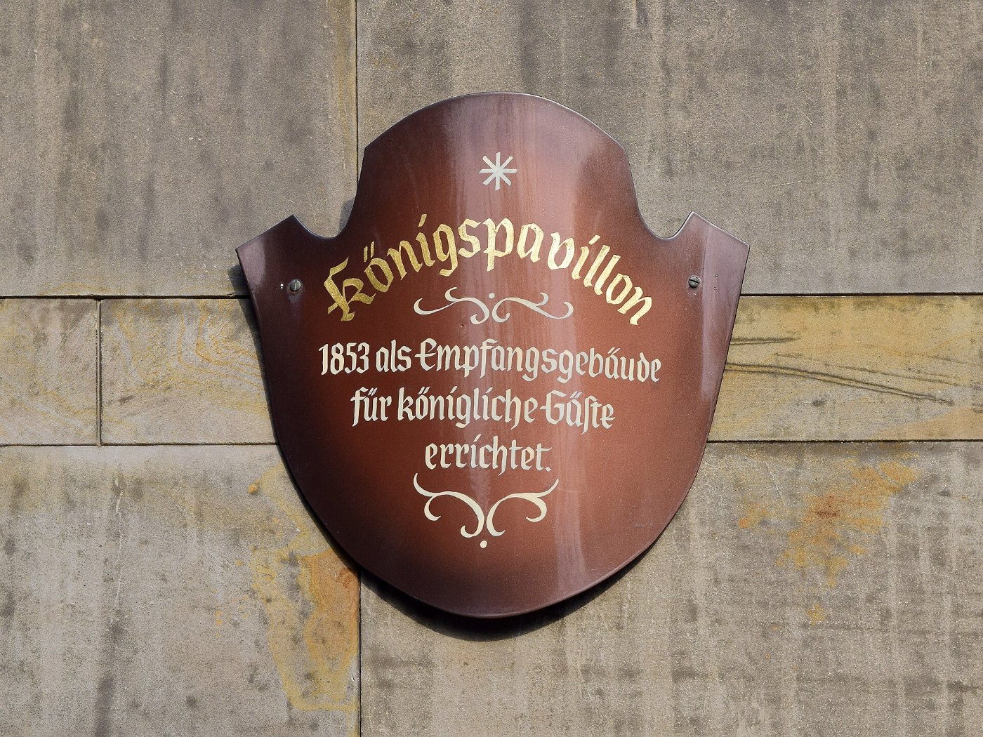 Veitshöchheim Königspavillon am Bahnhof Schild