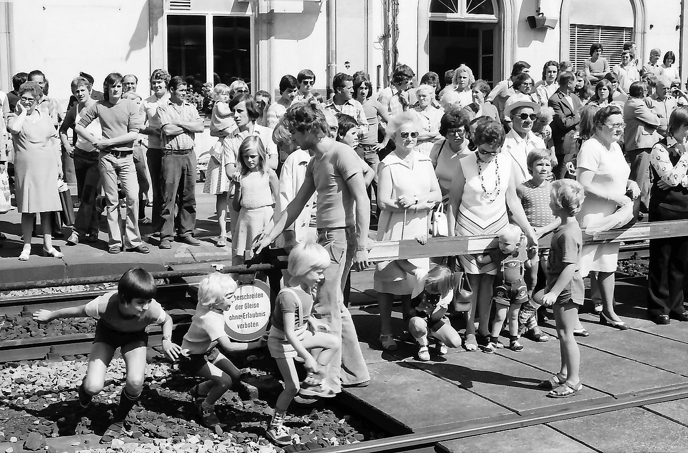Gengenbach Gäste auf dem Bahnsteig, Empfang am Bahnhof LABW Staatsarchiv