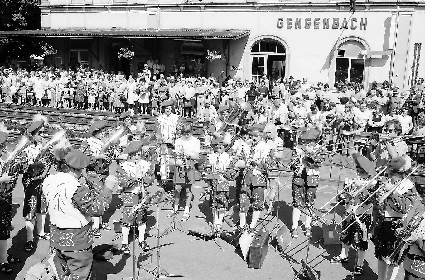 Gengenbach Gäste und Musikkapelle auf dem Bahnsteig, Empfang am Bahnhof