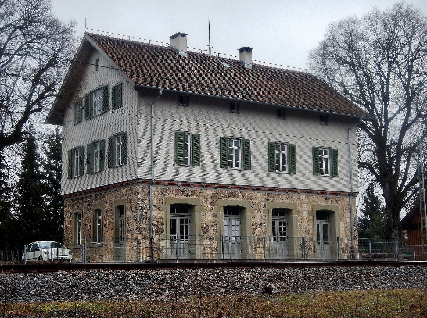 Beim 366 km langen Neckartalradweg, Ehemaliges Bahnhofsgebäude beim Tros