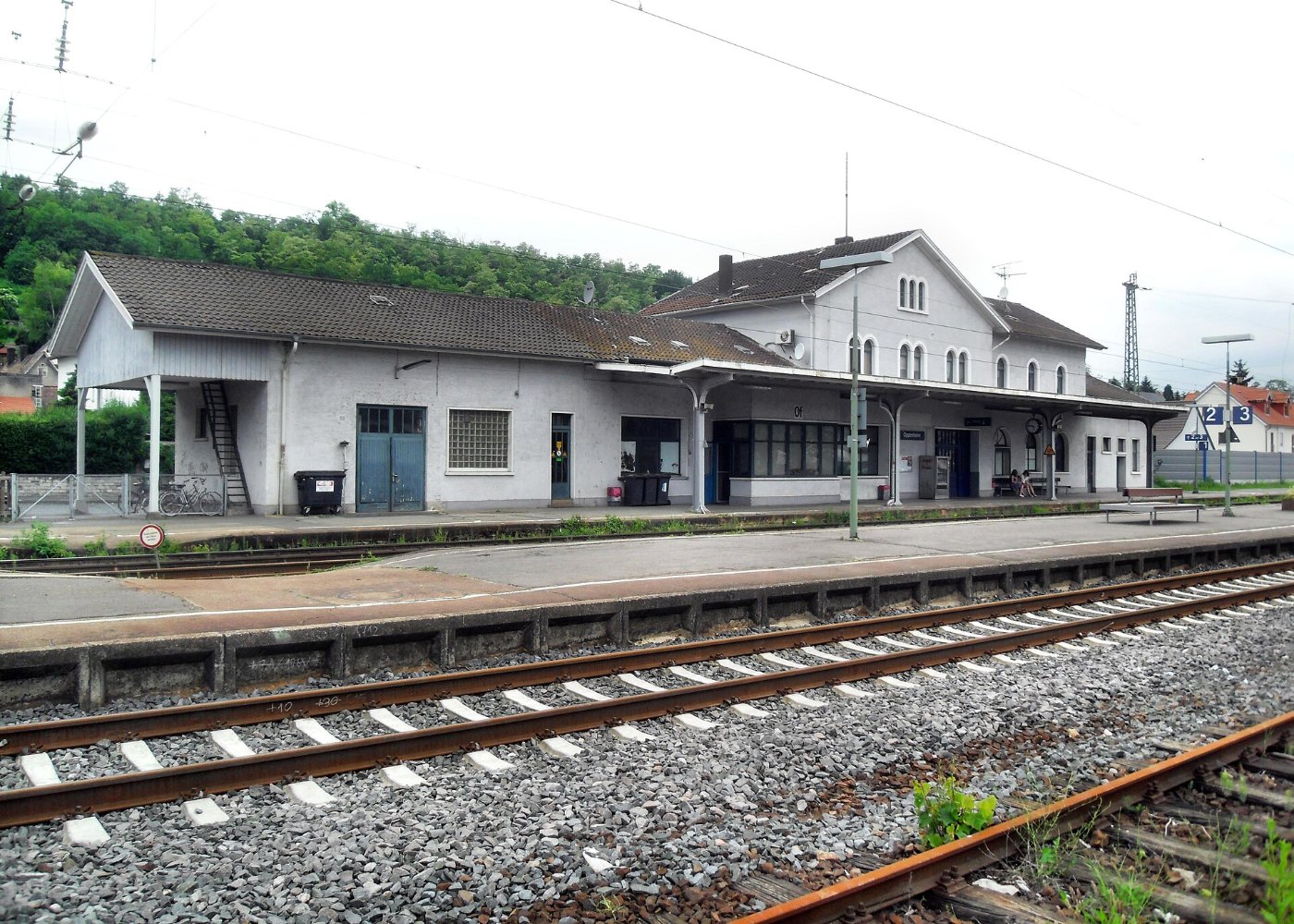 Oppenheimer Bahnhof auf Ladestraße Richtung Nord (Bahnhofsgebäude) 21.5.