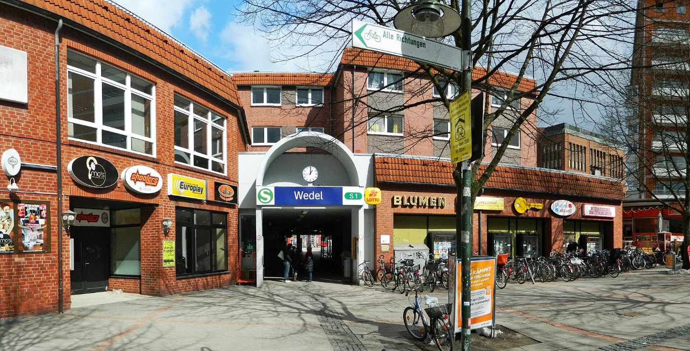 Wedel S Bahnhof Eingang panoramio