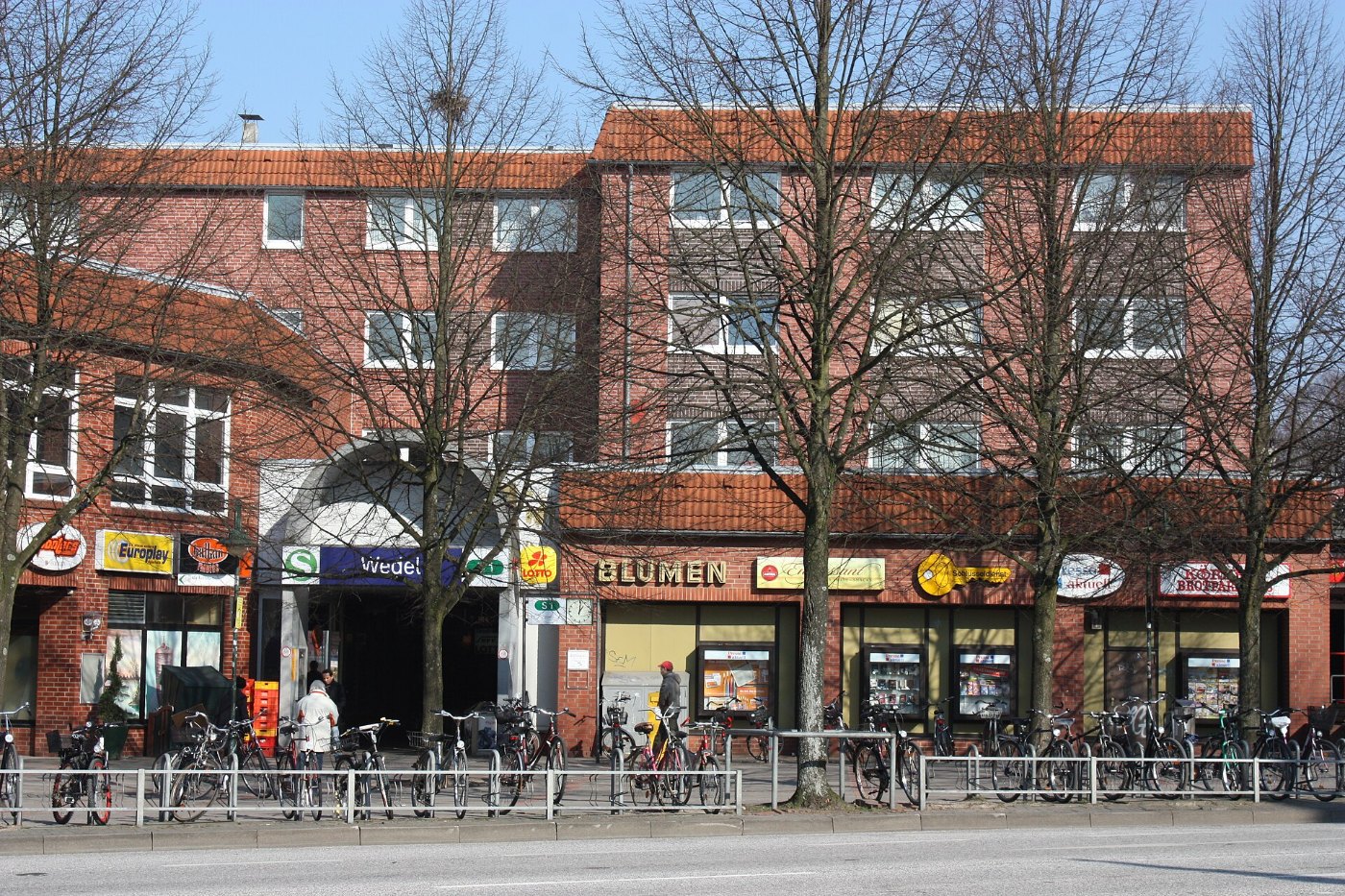 Wedel, am Bahnhof