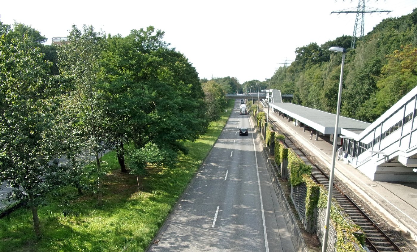 Sülldorfer Landstraße Richtung Wedel Teil der B 431 am Rissener Bahnhof