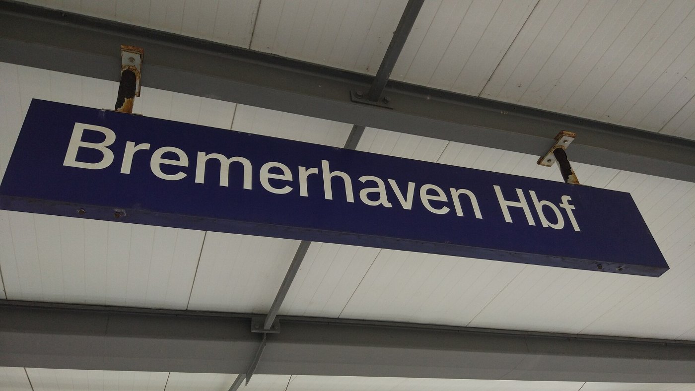 Bahnhofsschild Bremerhaven