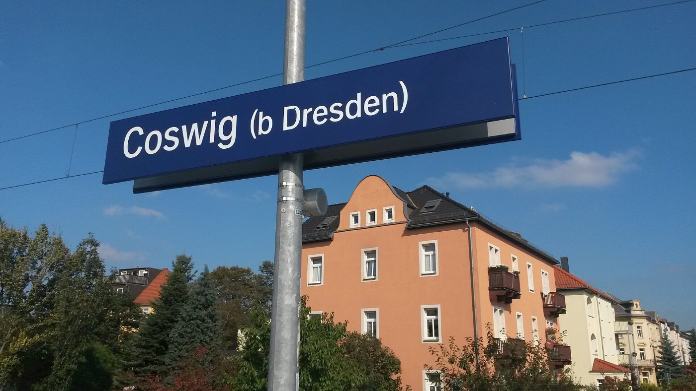 Bahnhofsschild im Bahnhof 