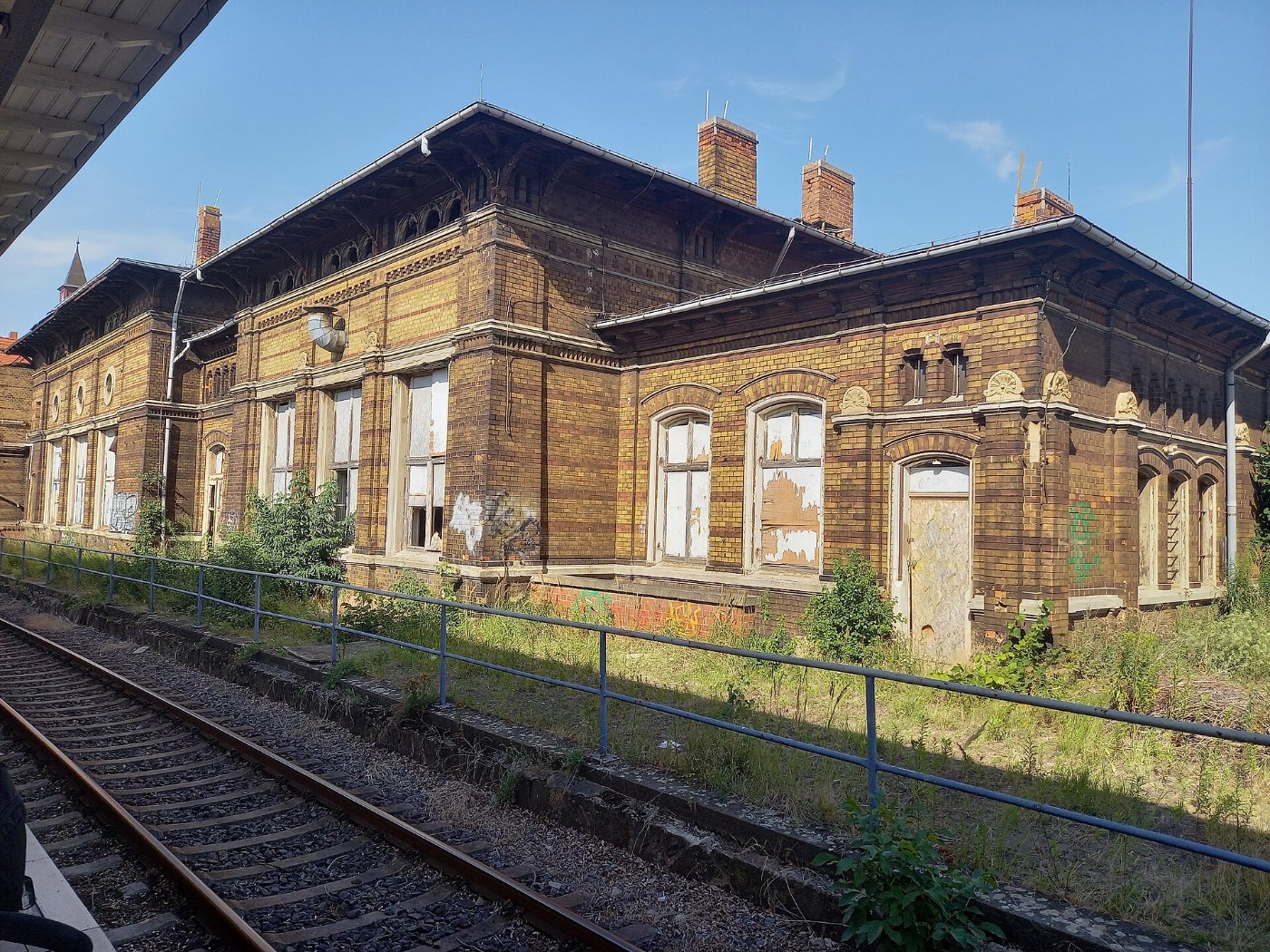 Zerfallendes Bahnhofsgebäude Güsten